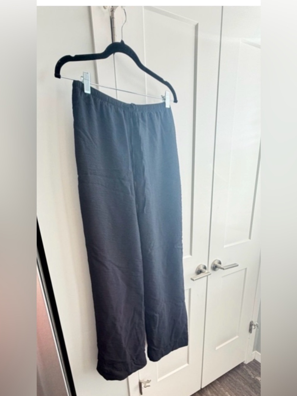 Abercrombie & Fitch Black Crinkle Pull-On Pant Size Medium - Picture 3 of 5